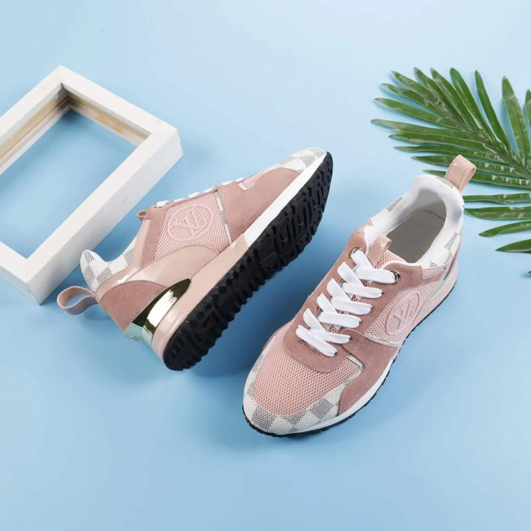👟👟Ex-factory price 400👟👟 Men's size +10 Couple style, 2019 spring and summer new LOUIS VUITTON The same style of casual sports shoes is launched on Louis Vuitton's official website. Fabric: imported cowhide/cow velvet/breathable mesh, (imported mesh with silicone LV logo), rubber combination outsole, 2cm behind the sole, built-in 0.5cm comfortable feet, size 35-41 for women, 39-46 for men, welcome new and old customers to repost pictures for sale